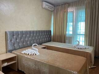 Гостевой дом Эллаиса Адлер Двухместная комната с балконом (2 односпальные кровати)-7