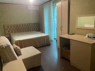 Гостевой дом Эллаиса Адлер Трехместная комната с балконом-3