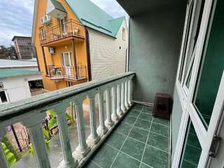 Гостевой дом Эллаиса Адлер Трехместная комната с балконом-7