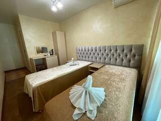 Гостевой дом Эллаиса Адлер Двухместная комната с балконом (2 односпальные кровати)-4