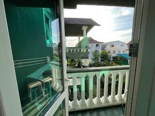 Гостевой дом Эллаиса Адлер Двухместная комната с балконом и видом во внутренний двор (2 односпальные кровати)-4