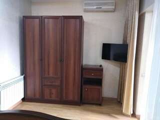 Гостевой дом Эллаиса Адлер Четырехместная комната (на 1 этаже)-2