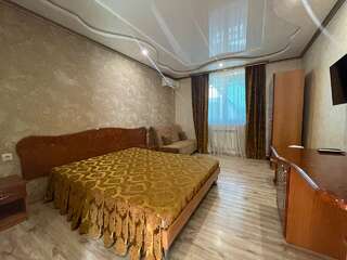 Гостевой дом Эллаиса Адлер Четырехместная комната (душ и туалет на этаже)-4