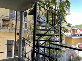 Гостевой дом Эллаиса Адлер Двухместная улучшенная комната с балконом и видом во внутренний двор-10