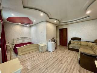 Гостевой дом Эллаиса Адлер Четырехместная просторная комната с личным балконом-2