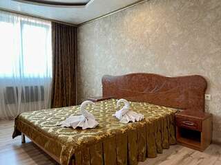 Гостевой дом Эллаиса Адлер Четырехместная комната (душ и туалет на этаже)-2