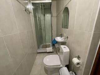 Гостевой дом Эллаиса Адлер Четырехместная просторная комната с личным балконом-6